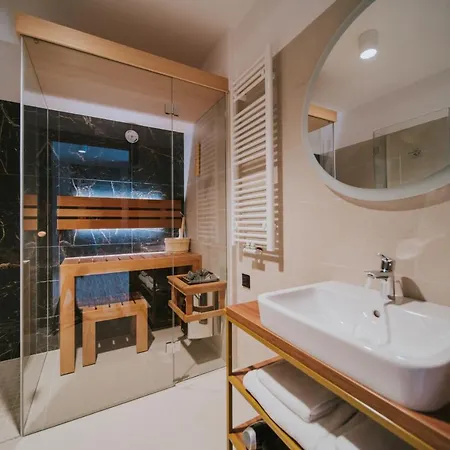 Five Seasons Hotel apartamentowy 4*
