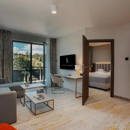 Five Seasons Apartahotel