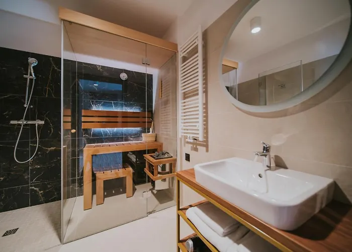 Five Seasons Aparthotel 4*