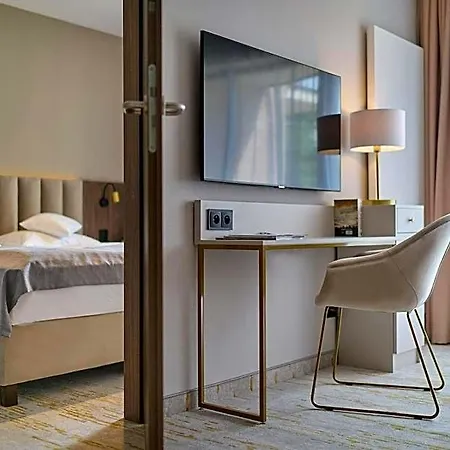 Five Seasons Hotel apartamentowy 4*
